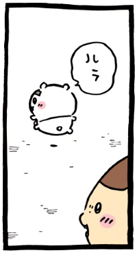 ちいかわ「⬛️(味付のり)」7コマ目│まゆげに味付け海苔が張り付けた事に気付かず歩き去っていくちいかわの後ろ姿を見つめるくりまんじゅう(Chiikawa “⬛️ (Seasoned Seaweed)” Panel 7 │ Kurimanju watches Chiikawa’s back as he walks away, unaware that seasoned seaweed is stuck to his eyebrows. /치이카와 ‘⬛️(맛김)’ 7코마 │ 눈썹에 맛김이 붙어 있는 줄도 모른 채 걸어가 버리는 치이카와의 뒷모습을 바라보는 쿠리만쥬.)